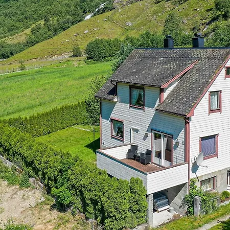 4 Bedroom Cozy In Oldedalen Holiday home Briksdalsbre